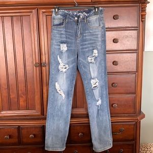 Distressed JEANS 👖..BETWEEN US BRAND .. SIZE 3 stretchy comfortable Like  NEW